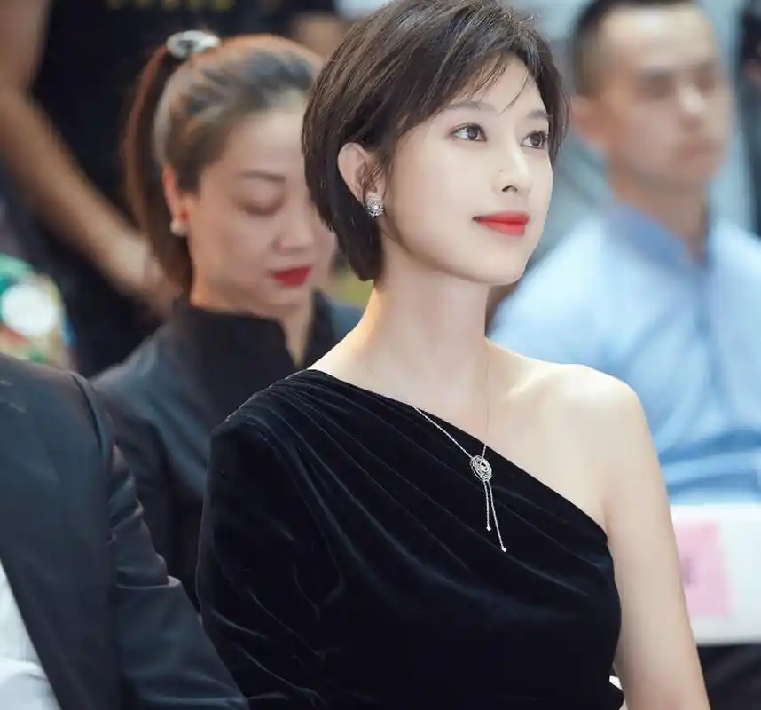 肤白貌美大长腿的张俪小姐姐,咋就红不起来呢?