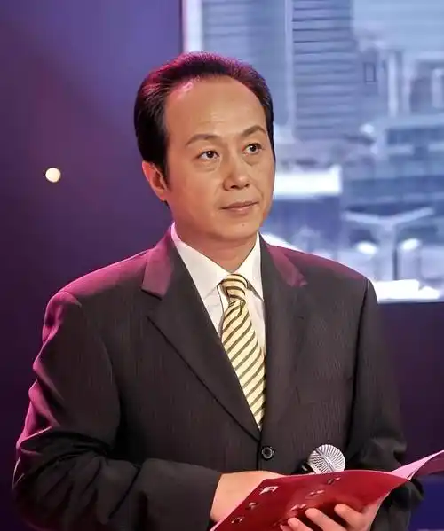 罗京去世15年后,当初哭到昏厥的妻子嫁豪门,如今29岁儿子成这样