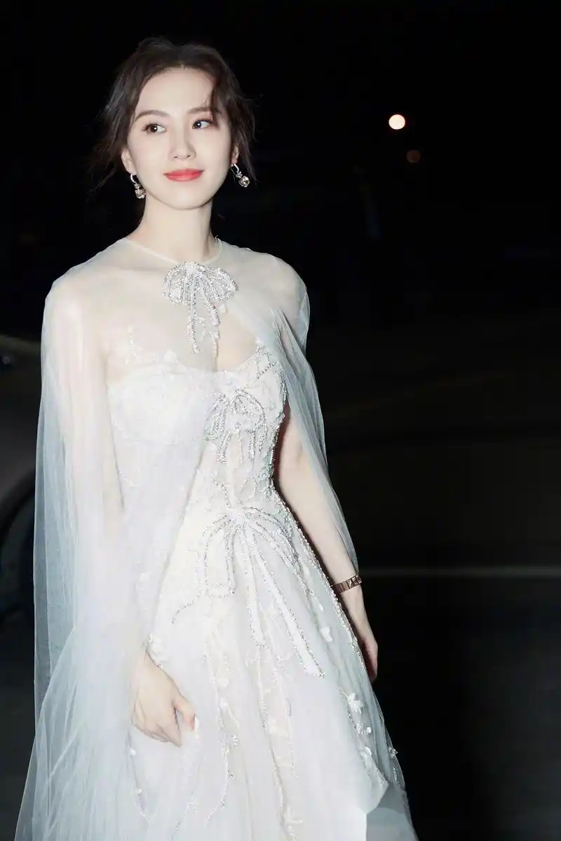 刘诗诗出席bazaar明星慈善夜,身穿白色仙女披风纱裙,清新温柔,此次