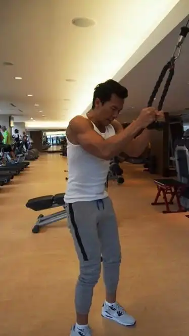 甄子丹健身照片曝光一身肌肉荷尔蒙满满