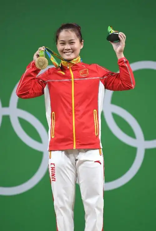 女举63公斤邓薇破世界纪录夺冠 亚洲选手揽三甲