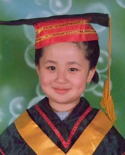 关小彤小时候是黑妞,张雪迎更加普通!