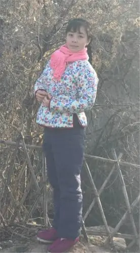 王二妮全家照:父母很朴实,老公高大帅气,姐妹俩共用一张脸