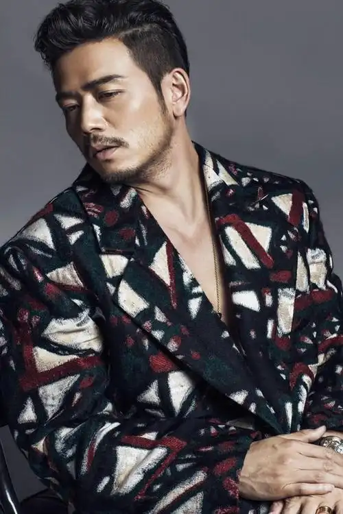 早年经历杨烁写真出生于黑龙江省伊春市,在16岁时因为和父亲闹矛盾,一