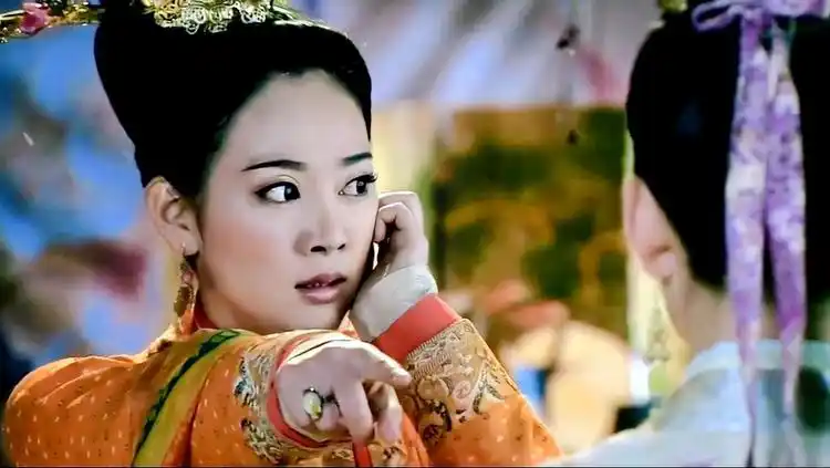 倾世皇妃:馥雅认出母亲的凤头钗,却被杜莞抢走,打了杜莞一巴掌_网易