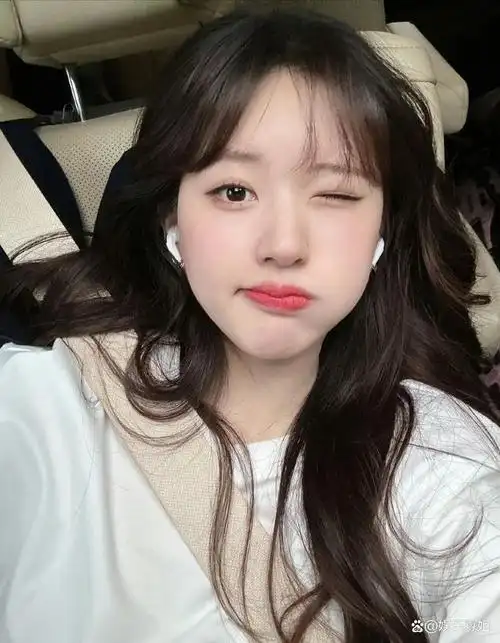 赵露思在微博上分享自己的美照,和一只超级可爱的猫猫,没想到网友的