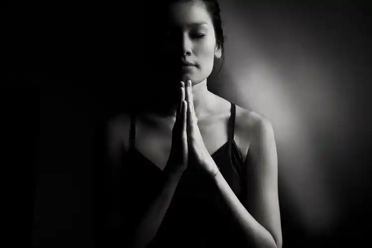 双手合十祈祷的美女