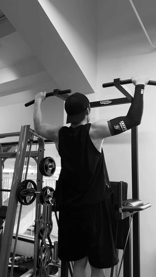 这居然是张彬彬啊#    woc这个视频张彬彬这个肌肉线条我真的斯顾斯