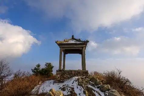 冬日登泰山,在月观峰拍日落月升,云雾朦胧犹如水墨画