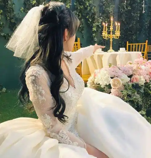 原创程潇婚纱照曝光五官精致似新娘我却被她的时尚身材吸引了