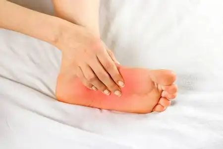 腿不好疼痛的焦点被标记在 r 上.照片