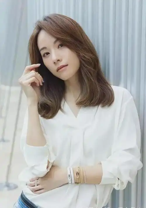 邓丽欣晒出露背泡温泉全裸身躯性感十足网民暴动求正面