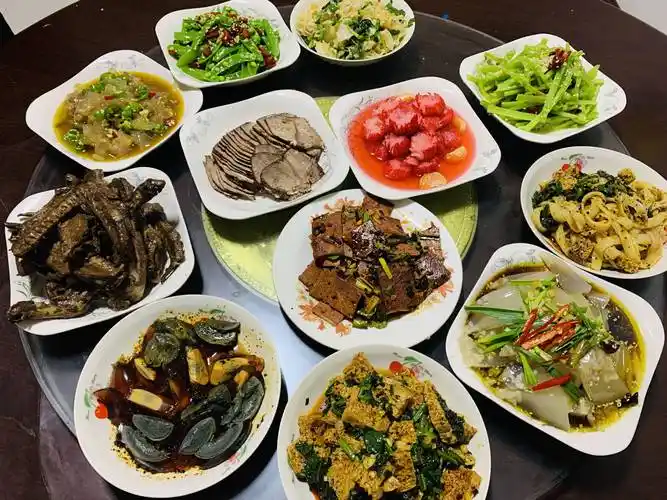 农村老家的年夜饭晒到朋友圈网友说一看就是北方菜太普通