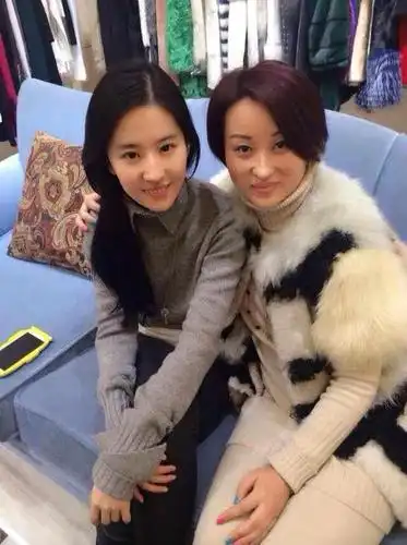 刘亦菲家人照片曝光神仙姐姐自嘲家里最丑