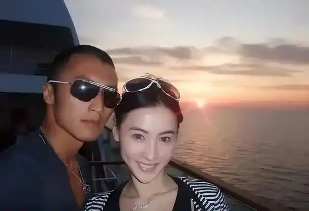 直到如今才明白,谢霆锋对张柏芝不仅是喜欢,而是用尽全力的深爱