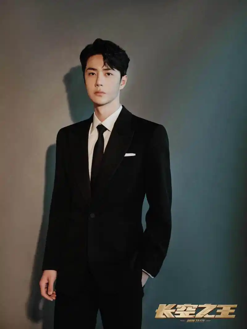 青年演员王一博身着黑色西装出席第13届北京国际电影节闭幕式,一展