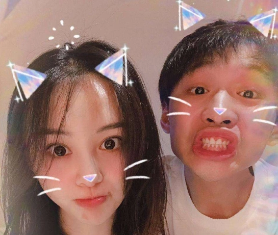 郑爽街头抽烟被拍,疑似对男友翻白眼,网友:吵架了吧