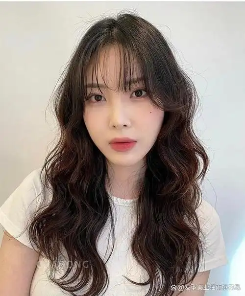 容易打理,这样的卷度很显发量就是不显老,搭配微卷的八字刘海修饰脸型