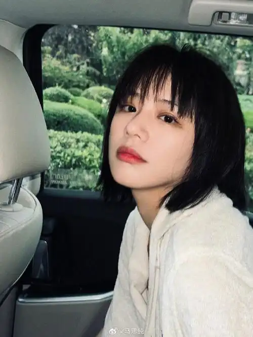 36岁马思纯近照曝光,扎双麻花辫穿超短裙,瘦身成功后越来越少女