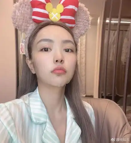 肌肤水嫩,32岁周扬青素颜绝绝子!