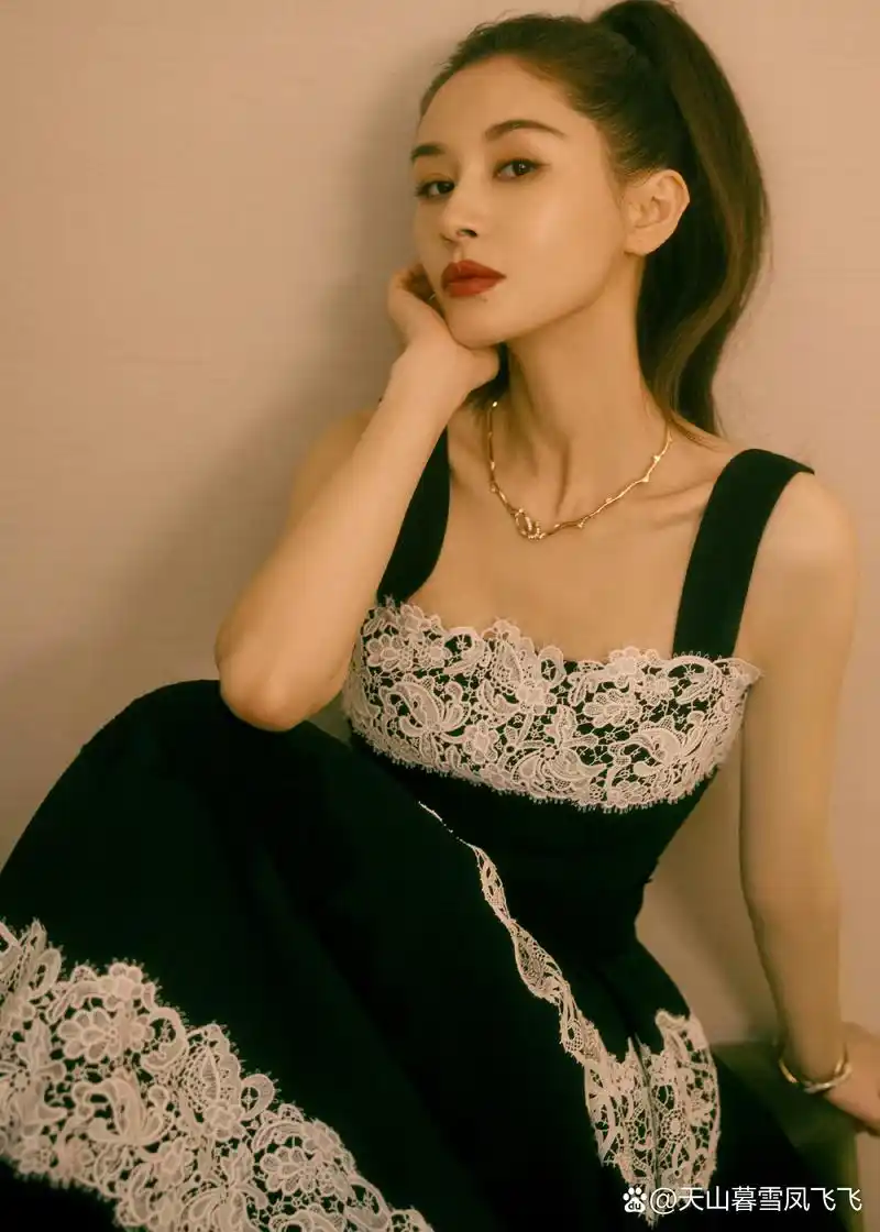 王子文,黑白刺绣长裙,浓密的秀发束起高高的马尾,一如青春那不羁的