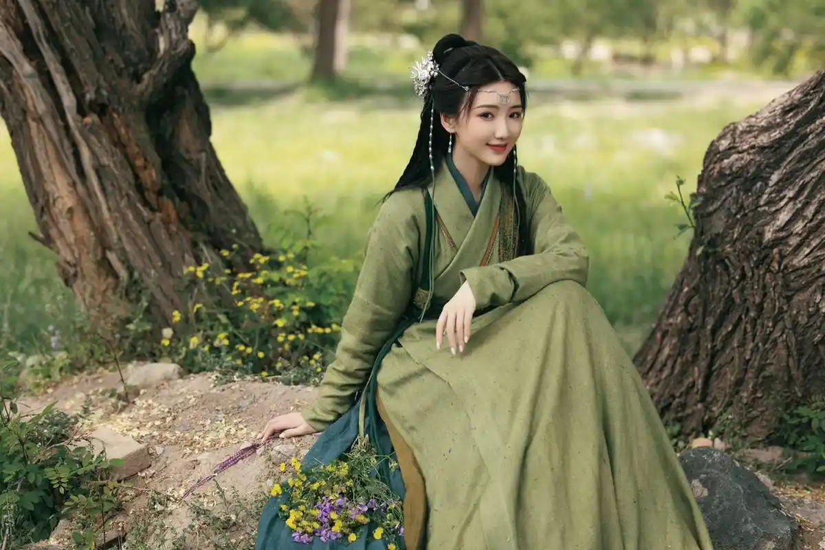 被毛晓彤的"古装造型"惊艳到了!又飒又酷,眼神极到位.