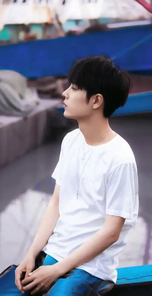 最绝的侧脸照#见过肖战gg侧颜的人,无人不称赞其颜值吧,连侧颜的幼佑