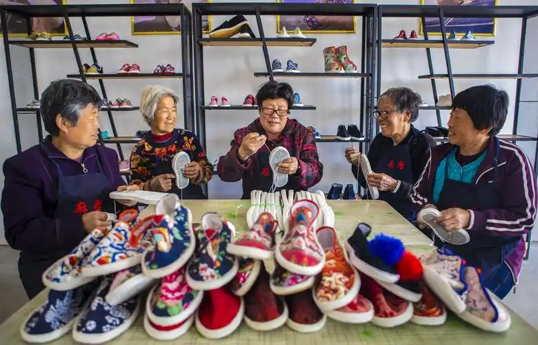 传统手工布鞋助力留守妇女增收
