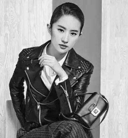 女星梳大背头,刘涛霸道,杨幂像整容,刘亦菲最酷,而她霸气十足