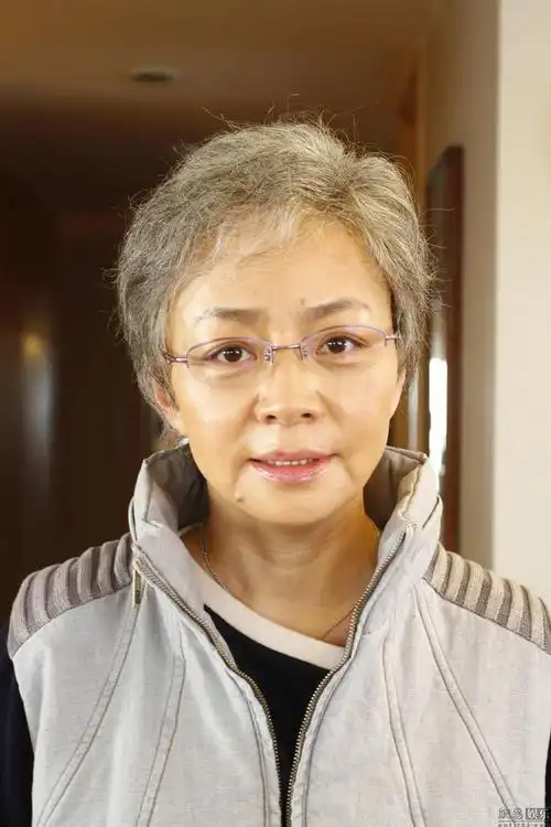 不久前,一位北京的网友分享了宋丹丹和她的闺蜜一起逛街的照片.