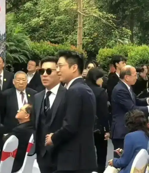 霍启仁显懒散参加活动四处闲逛霍启山跟霍震霆身后学为人处事