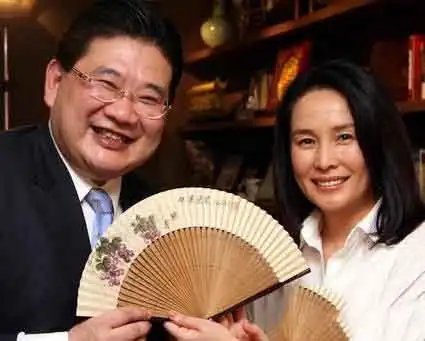 曹可凡老婆照片资料曝光曹可凡,1995年正式调入东方卫视担任职业主持