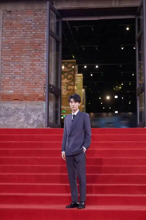 王俊凯超话#王俊凯##王俊凯合照站成人形立牌#来看王俊凯全身照小合集