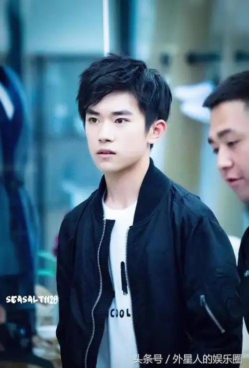 易烊千玺三七分露额还带一点小浏海,痞和英气之间无缝切换! – shesay