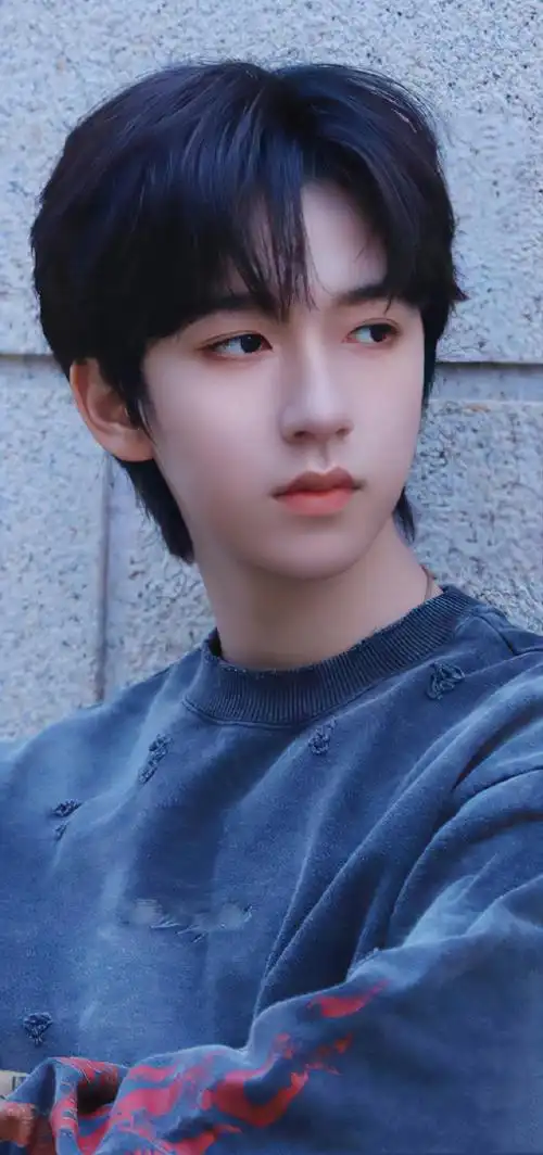 贺峻霖户外四宫格