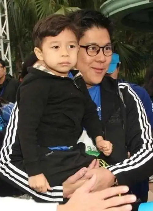 郭晶晶一家,父亲节浪漫温馨,合照满满都是爱