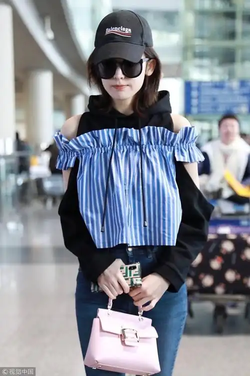 4月9日古力娜扎现身北京机场她身穿露肩上衣胸前花边十分抢镜造型到处