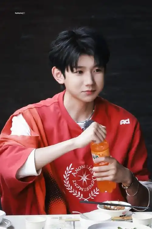 王源超话#王源城市捉迷藏##美年达代言人王源#最佳代言人小嘴巴疯狂