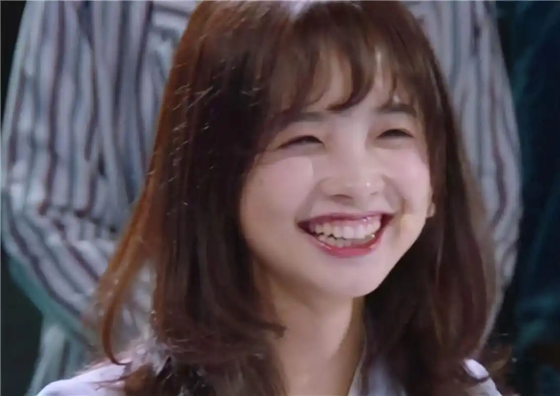 颜值即是正义央视记者王冰冰生图美翻笑容甜美气质脱俗