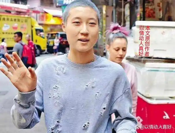 悲剧还在后面:这一下引起人们的热议声,好多人认为成龙女儿变成"男人"