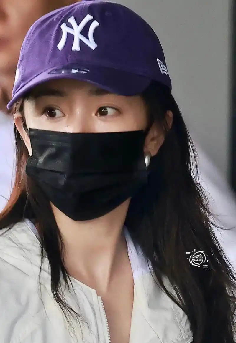 杨幂这是真素颜,皮肤稍微暗点,眼睛还是好看的