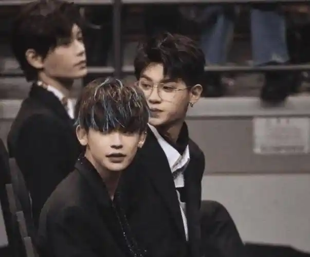 原创npc团粉过年了蔡徐坤小鬼活动现场击掌黄明昊陈立农也在场