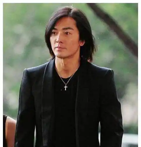 不看他简介的话,我们都以为郑伊健是一位演员.