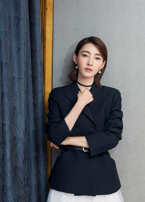 王丽坤身穿深蓝色西装薄纱裙灵动飘逸干练