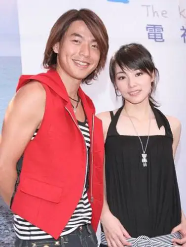 有意思的是2014年张钧甯和黄凯伟交往时,又亲自澄清男朋友根本没和