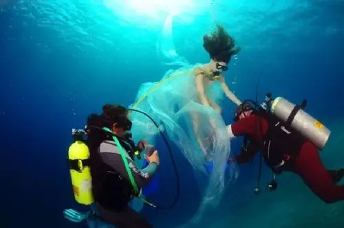 揭秘惊艳的水下美女摄影(高清组图)