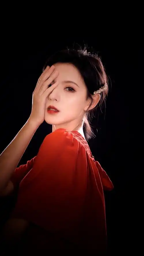 《韫色过浓》甜蜜热播,张予曦复古造型好美,蓝色蕾丝旗袍显气质)