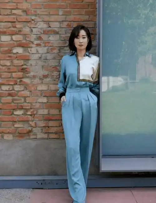 看完刘敏涛的穿搭,我明白了:50岁的女人才知道有钱的重要性_风格_女性