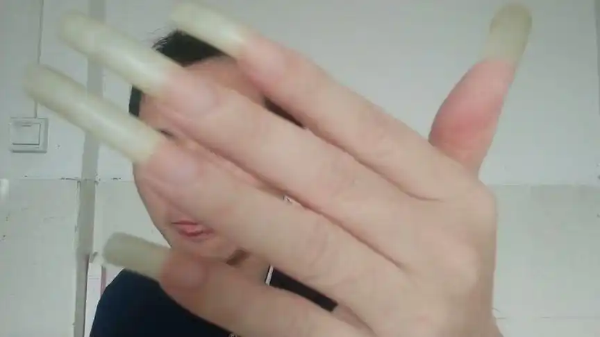 一个大男人喜欢留长指甲,一留就20年因为指甲长,被女性判定是渣