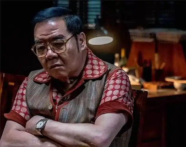 继《追龙》之后,郑则仕再演猪油仔一角,充当雷洛的收租人,角色变化